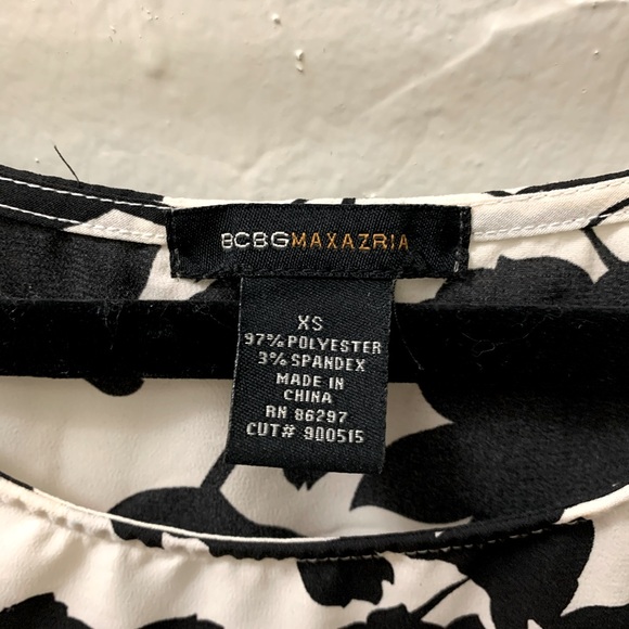 BCBG black and white floral blouse with puffy sleeves. - Picture 3 of 4